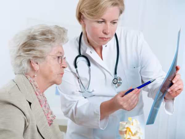 gesundheit_patientin_arzt_fotolia_alexander_raths_35688885.jpg