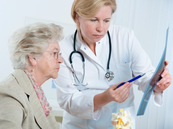 gesundheit patientin arzt fotolia alexander raths 35688885.jpg