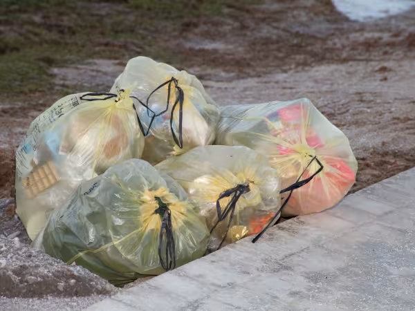 Gelbe Säcke zur Verwertung von Verpackungsmüll am Straßenrand
