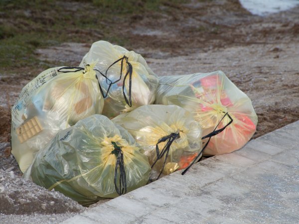 Gelbe Säcke zur Verwertung von Verpackungsmüll am Straßenrand