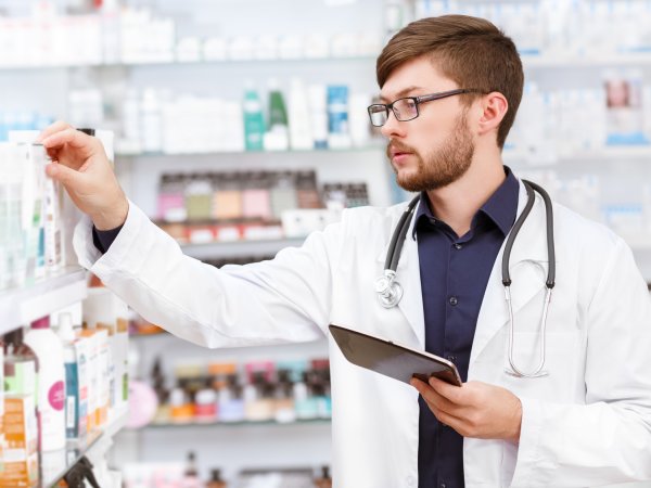Apotheker bearbeitet Online-Bestellung