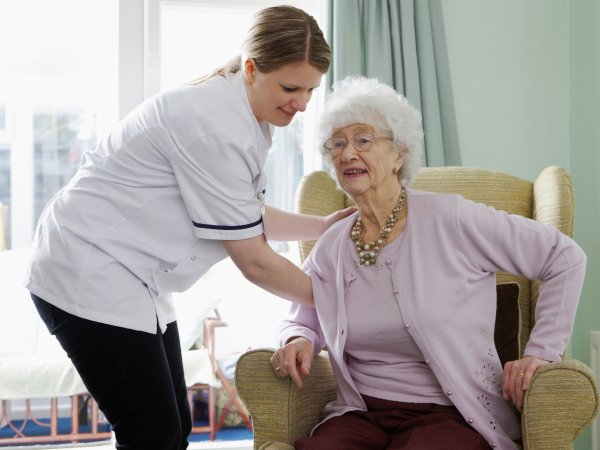 Patientin und Pflegerin; Quelle: iStockfoto.com / deanm1974