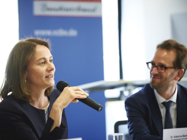 Bundes-Verbraucherschutzministerin Katarina Barley und Klaus Müller, Vorstand des Verbraucherzentrale Bundesverbands