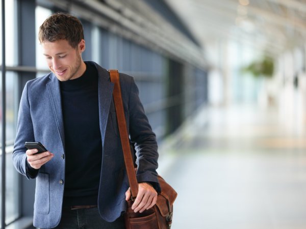 digital-smartphone-flughafen-fotolia maridav-63174131.jpg