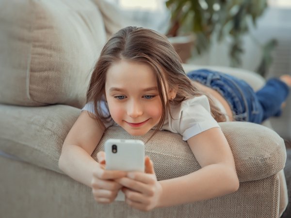 Mädchen spielt mit dem Handy. Quelle: Svetaorlova - fotolia.com