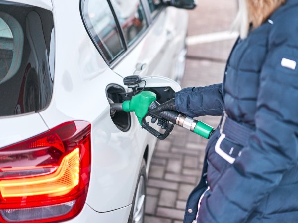 Frau tankt Kraftstoff in ihr Auto. Foto: Alexander Lupin - fotolia.com