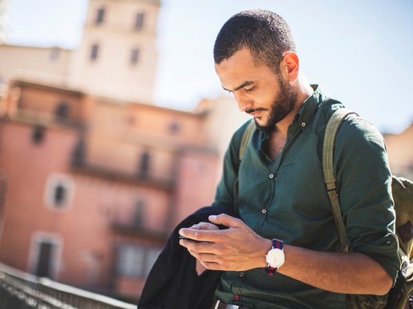 digital-smartphone-urlaub-fotolia funkyfrogstock 102907052.jpg