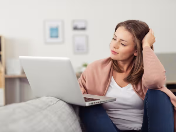 Frau schaut auf einen Laptop
