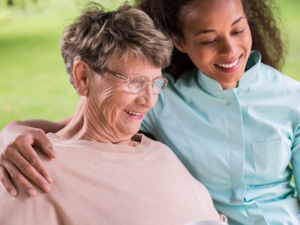 Pflegerin mit Seniorin