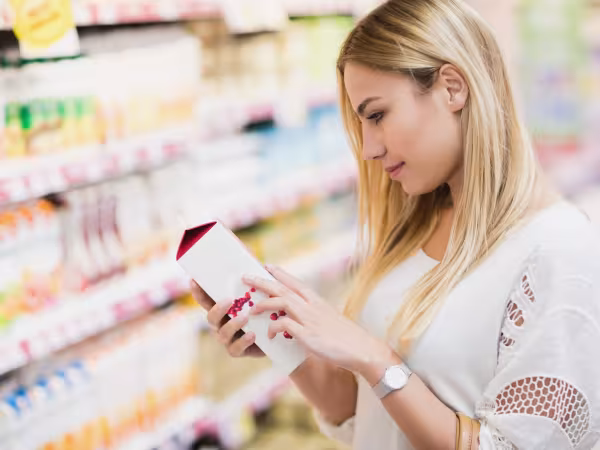 frau_zutatenliste_saftpckung_supermarkt_wavebreakmediamicro_fotolia_128673053_m.png