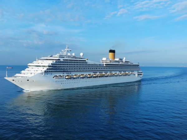 Kreuzfahrtschiff auf Meer