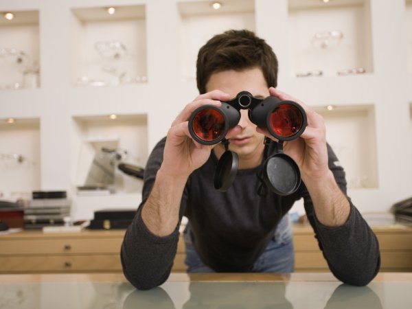 Mann mit Fernglas