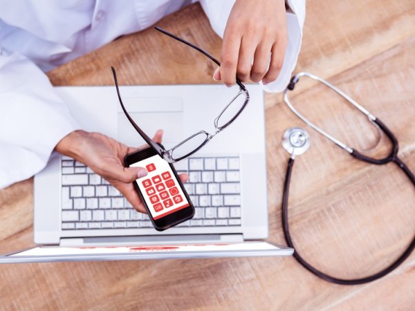 gesundheit-app-smartphone-laptop-fotolia vectorfusionart-101747696.jpg