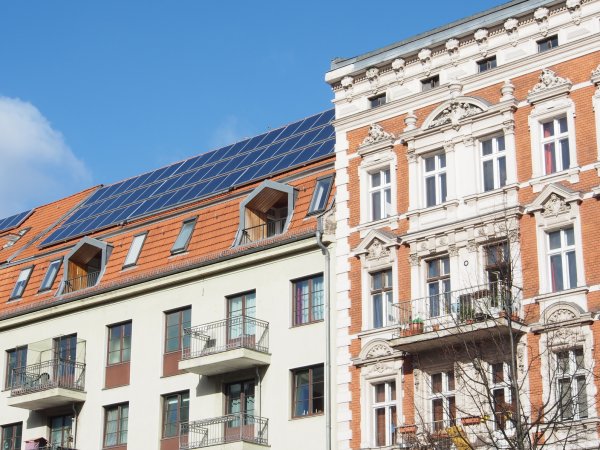 Solarzellen auf Hausdach. Foto: finecki - fotolia.com