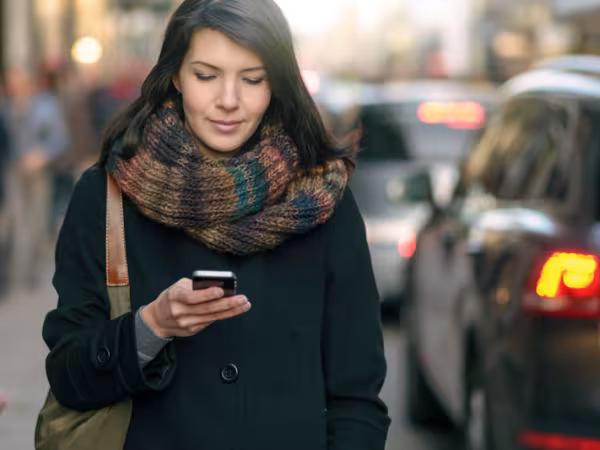 internet-frau-smartphone-photocase_larszahner.jpg