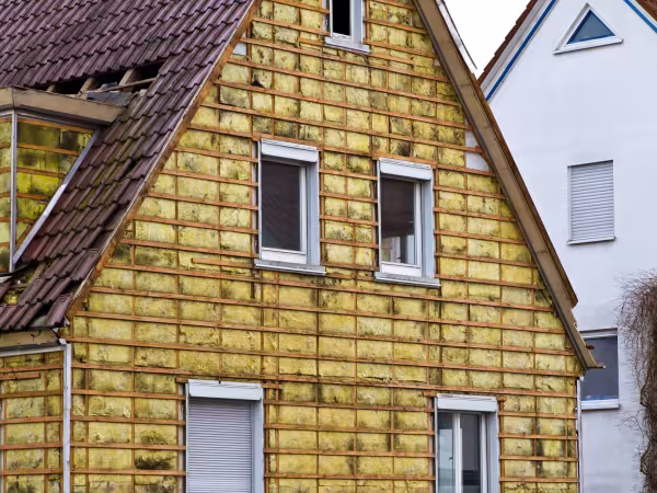 Haus mit angebrachter Dämmung 