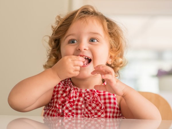 Kind mit Bonbon
