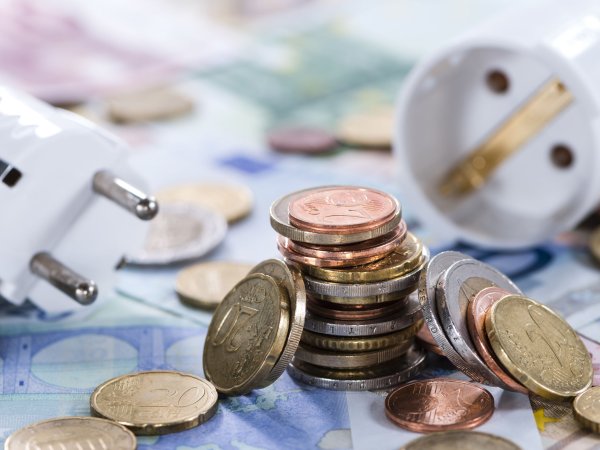 Geld und Stromkabel