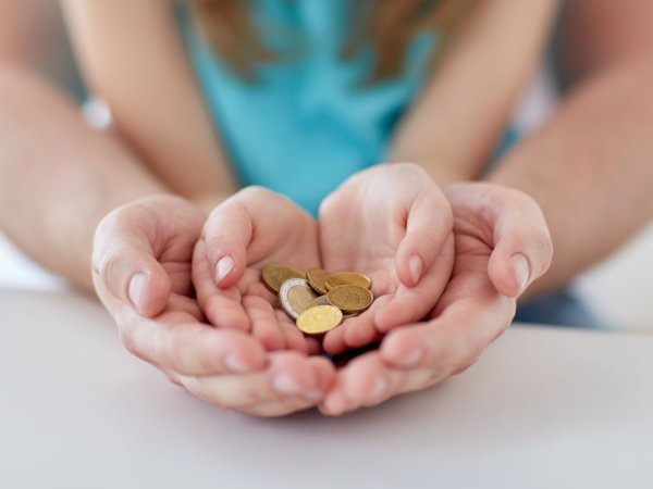 Kinderhände in Erwachsenenhänden 
