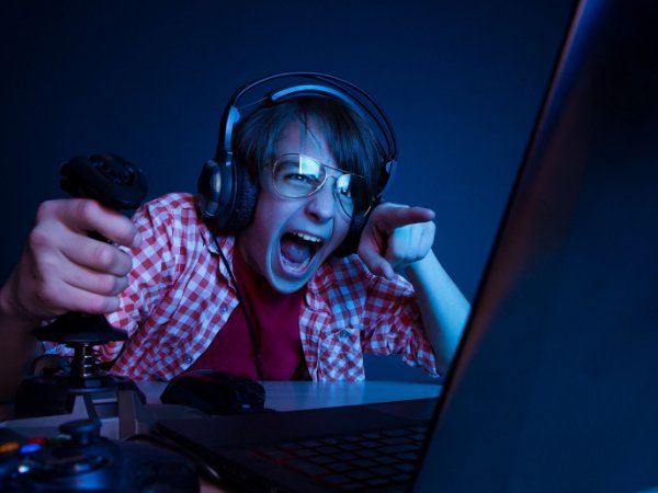 Junge am PC