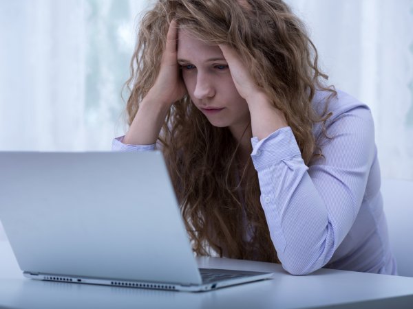 Internet-Nutzerin verzweifelt vor dem Bildschirm.