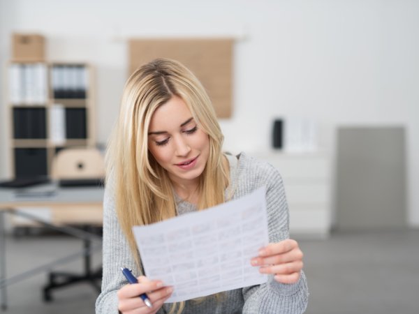 internet-frau-liest-eine-seite-fotolia contrastwerkstatt-81987076.jpg