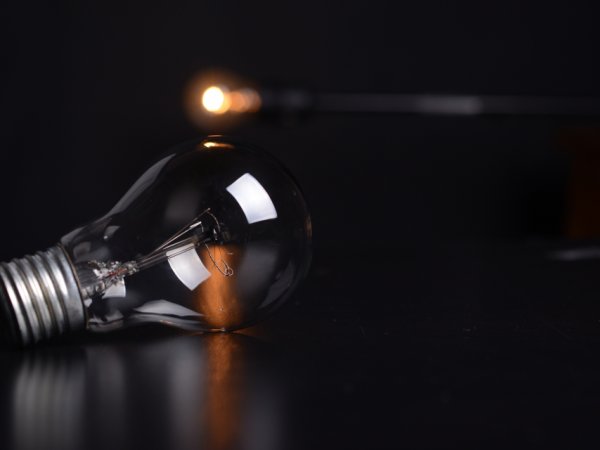 Der Stromvertrag, der aus dem Dunkeln kam: Marktwächter Energie untersucht untergeschobene Strom- und Gasverträge