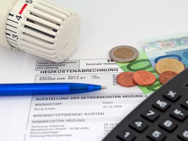Heizkostenabrechnung, Stift, Taschenrechner, Thermostat, Geldscheine, Münzen