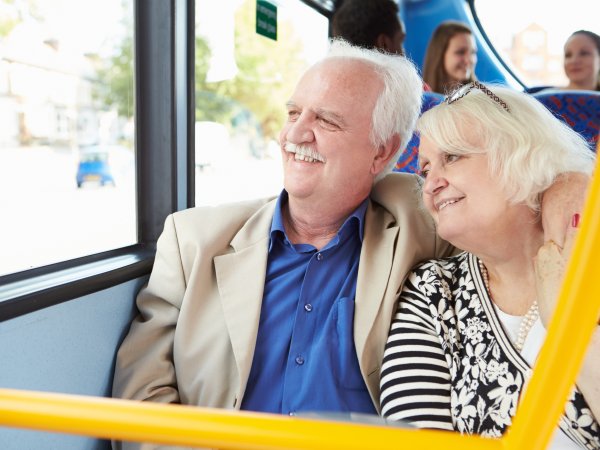 Senirorenpärchen im Bus