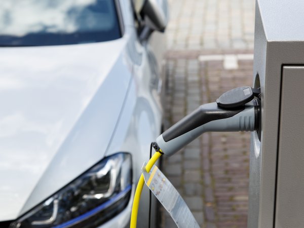 Elektroauto lädt an Ladesäule