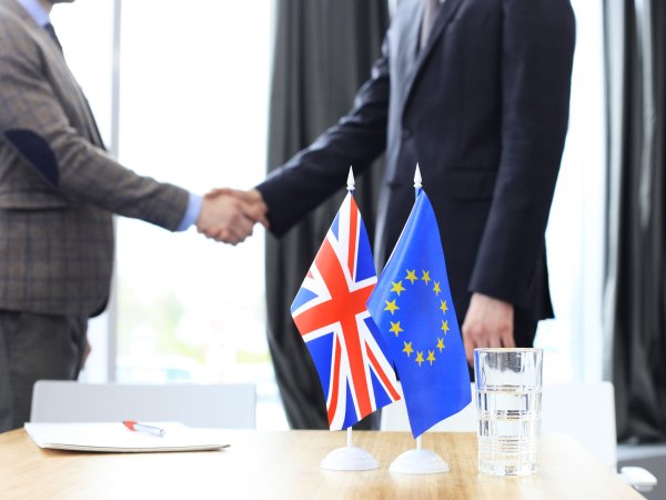 Vertreter der EU und des Vereinigten Königreichs verhandeln ein umfassendes Abkommen über die zukünftigen Beziehungen.