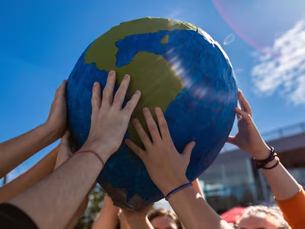 Klimaschutz, Hände halten die Erde