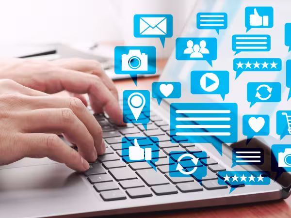 Social Media am Laptop
