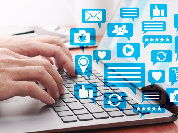 Social Media am Laptop