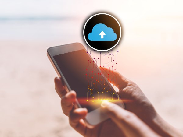 Smartphone und Cloud; Quelle: tonktiti - 123rf.com