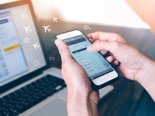Flugbuchung mit dem Handy, Quelle: Nattawut Thammasak - adobestock.com