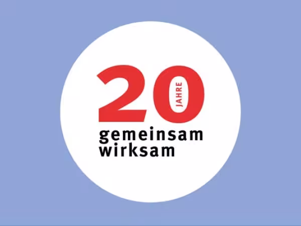 Zu sehen ist das Key Visual zum 20-jährigen Jubliäum des vzbv. Auf hellblauem Grund ist ein weißer Kreis mit einer roten 20. In der Null steht hochkant Jahre. Unter der 20 steht gemeinsam wirksam. 