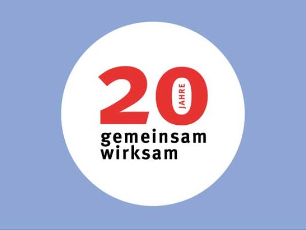 Zu sehen ist das Key Visual zum 20-jährigen Jubliäum des vzbv. Auf hellblauem Grund ist ein weißer Kreis mit einer roten 20. In der Null steht hochkant Jahre. Unter der 20 steht gemeinsam wirksam. 