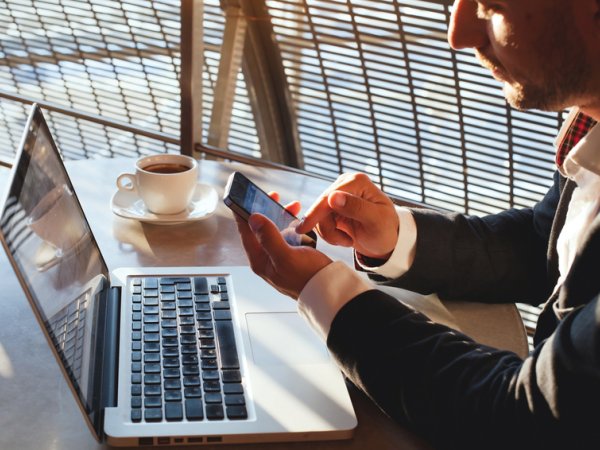 Mann sitzt vor PC und Handy, Quelle: anyaberkut - fotolia.de
