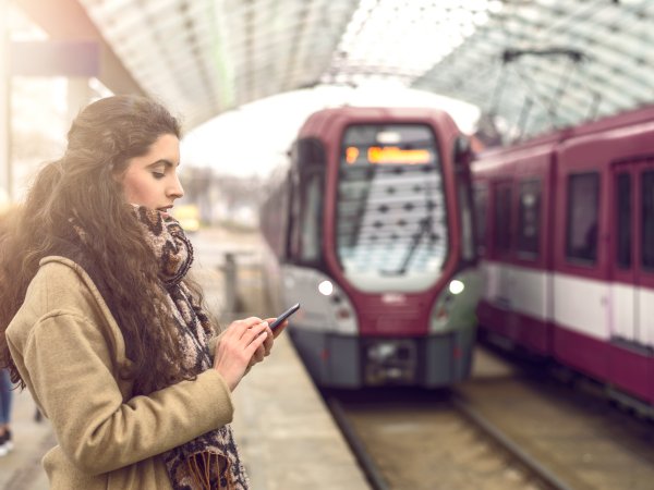 Frau am Bahnhof Lara Zahner - AdobeStock