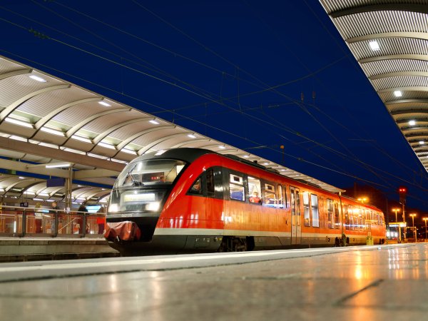 Bahnhof mit Regionalzug