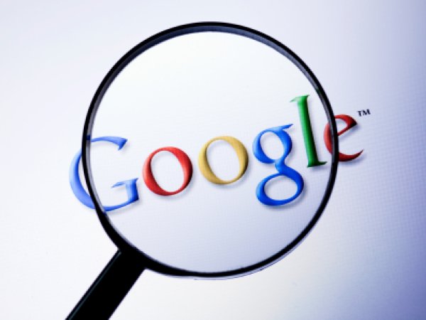 Google-Logo unter einer Lupe