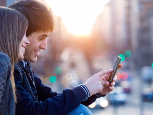 digital-smartphone-touristen-fotolia_nenetus_78663700.jpg