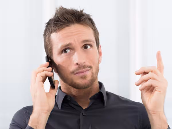 digitales-mann-telefon-fotolia_rido-53922364.jpg