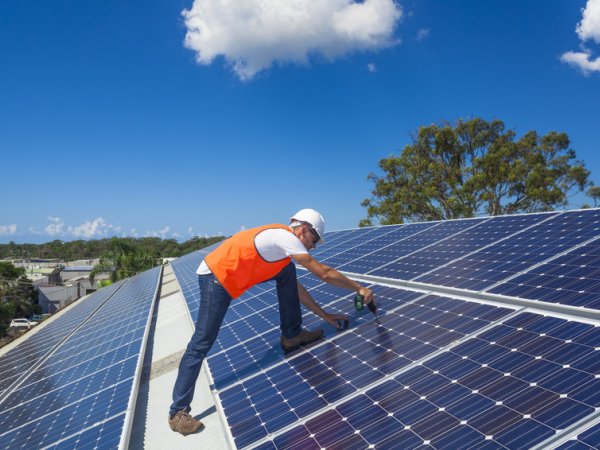 energie-solarzellen-dach-mit-mann-fotolia zstock-54730451.jpg