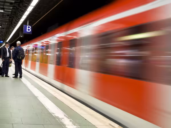 Fahrender Zug im Bahnhof, Deutsche Bahn.