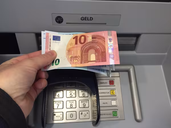 finanzen-geldautomat-fotolia_henry_czauderna_81073367.jpg