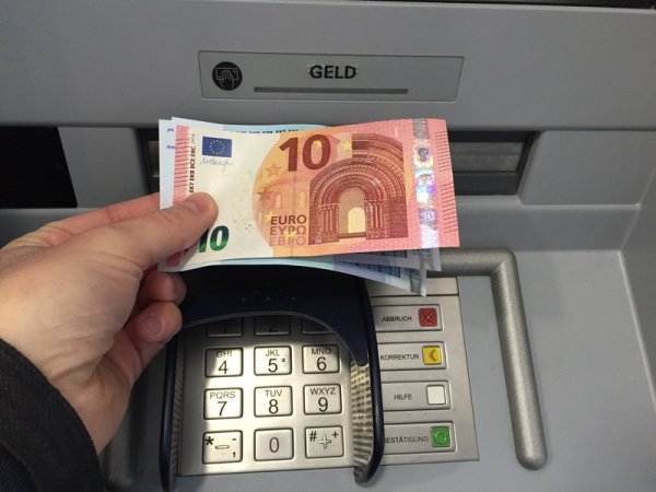 finanzen-geldautomat-fotolia henry czauderna 81073367.jpg