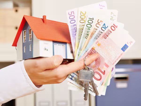finanzen-haus-mit-geldscheinen-fotolia_robertkneschke_88607239_s.jpg