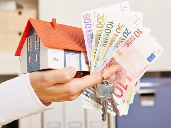 finanzen-haus-mit-geldscheinen-fotolia robertkneschke 88607239 s.jpg